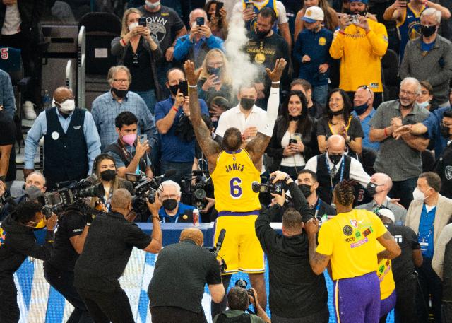 云开体育官网-【现场】湖人球迷入侵湾区 汤普森末节爆发捍卫主场